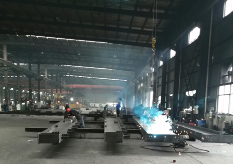 车间焊花飞舞，全员热火朝天